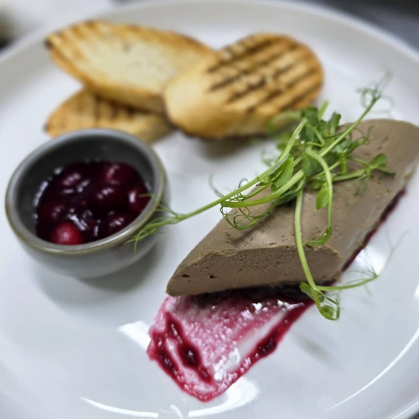 Фото Паштет из куриной печени с клюквенным вареньем